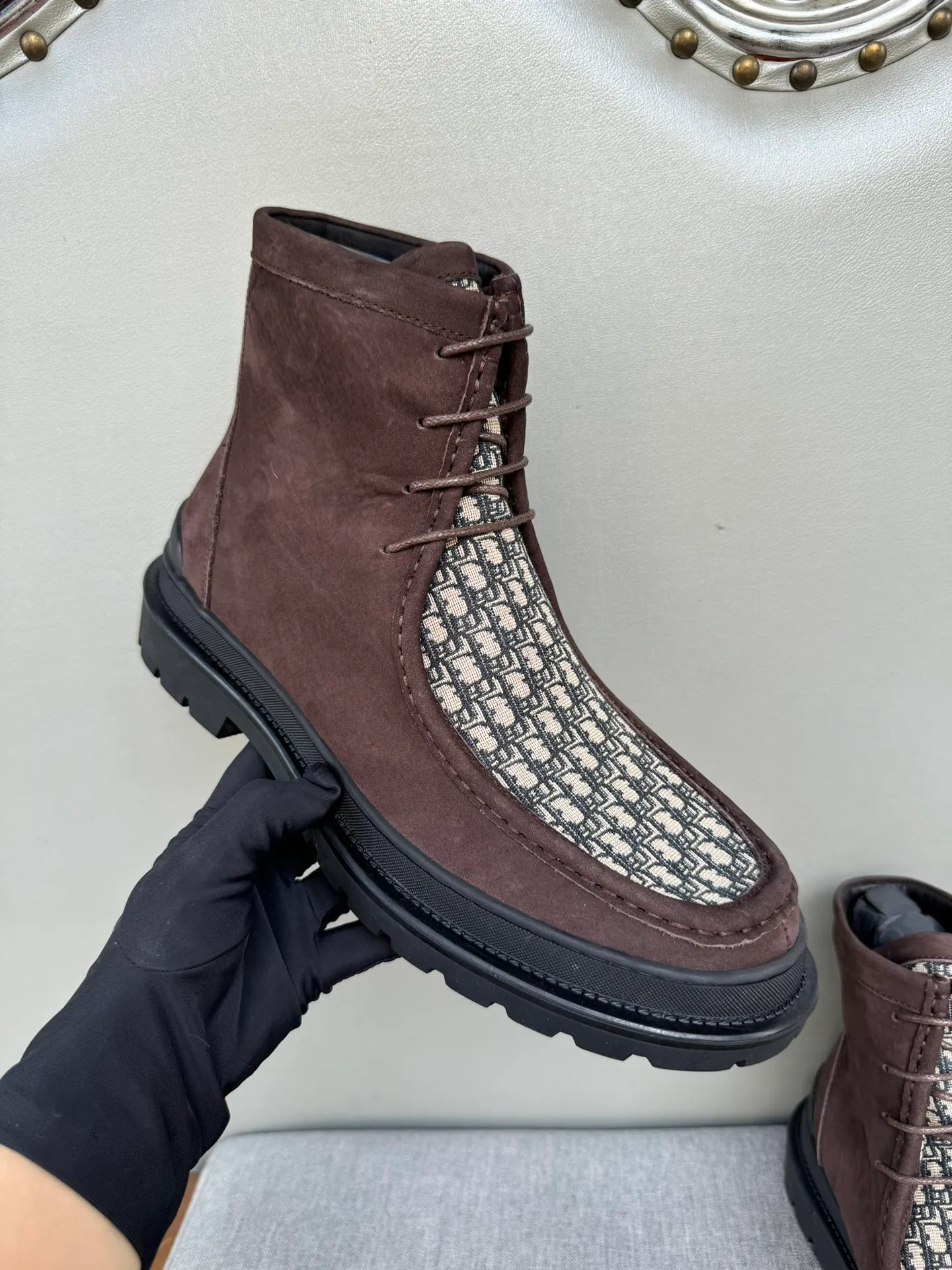 [DIOR] Top P: 1000💰 Number of yards: 39~44 (38.45 custom-made, non-refundable) Dior Dior~ Winter series, original 1:1 development Casual men's leather shoes Heavy investment, shoes and boots are made of imported cowhide + imported Dior special fabric Not easy to deform black cowhide lining Dior large hardware inlay Original TPU vacuum outsole, black cowhide Black open edge beads Military green suede Black suede Khaki suede leather is crafted by a large factory, and the perfect product is only prepared for you who know your taste! Any comparisons are welcome.